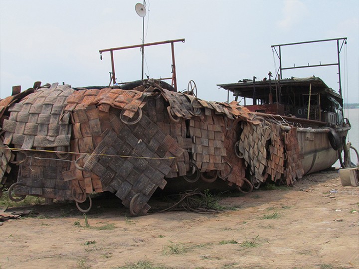 我公司圓滿完成非法采砂船爆破拆除任務